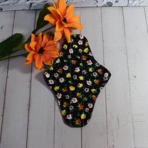 Absorbant intim lavabil din bumbac, regular, floricele pe negru, 23 cm -1 buc - baie și frumusețe - accesorii de igienă intimă - absorbant igienic - Artynos.ro