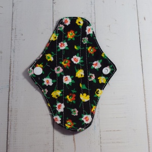Absorbant intim lavabil din bumbac, zilnic, panty, floricele pe negru, 14 cm, 1 buc - baie și frumusețe - accesorii de igienă intimă - absorbant igienic - Artynos.ro