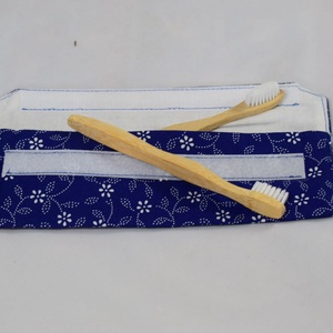 Suport pentru tacamuri, periute de dinti, penar, portfard reutilizabil din textil, albastru cu floricele - genți și portofele - recipient de prânz - suport pentru tacâmuri - Artynos.ro