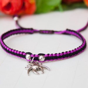 Brățară macramé împletită - Pók negru/violet -  - Artynos.ro