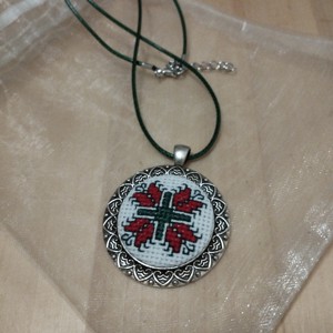 colier brodat cruce cu motiv popular -  - Artynos.ro