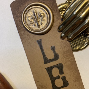 Semn de carte LECTIO � sigiliu auriu și efect patinat - cărți și creații cu tematică muzicală, cadouri - semn de carte - Artynos.ro