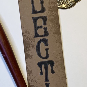 Semn de carte LECTIO � sigiliu auriu și efect patinat - cărți și creații cu tematică muzicală, cadouri - semn de carte - Artynos.ro