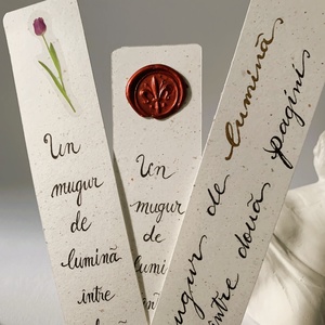 Colectie Semne de carte caligrafiate cu sigiliu de ceara Mugur de lumina intre doua pagini - Set de 3 semne incluse  - Artynos.ro