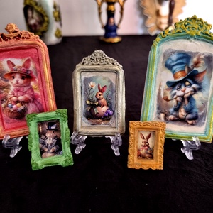 Set rame foto vintage, Casa & Stil de viata, Decoratiuni de casa, Decoratiuni de masa si rafturi, Decoratiuni de masa, Ceramica, Aceste cinci rame par ca o colectie de povesti miniaturale, fiecare cu propria ei atmosfera si pers..., ARTYNOS