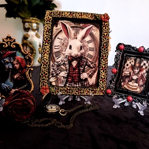 Set trei rame foto de basm si fantezie, Casa & Stil de viata, Decoratiuni de casa, Decoratiuni de masa si rafturi, Decoratiuni de masa, Ceramica, Set de trei rame minunate! White Rabbit si clovnul din Alice in Tara Minunilor par prinsi intr-un d..., ARTYNOS
