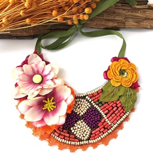 Colier roz, portocaliu, Bijuterii, Coliere, Chockere, , Colierul este realizat manual din material textil, margele de nisip, margele de lemn, floare croset..., ARTYNOS