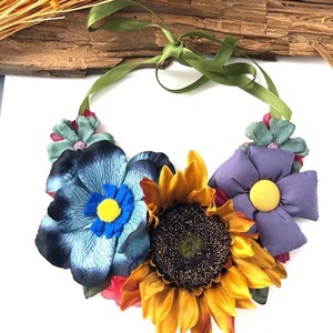 Colier cu floarea soarelui, Bijuterii, Coliere, Chockere, , Colierul este realizat manual din diverse materiale textile, panglica, nasture imbracat si fetru.

..., ARTYNOS