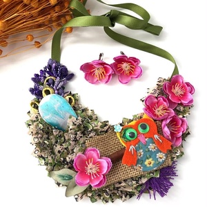 Colier cu bufnita si flori de cires, Bijuterii, Coliere, Chockere, , Set - colier si cercei

Setul este realizat manual din diverse materiale textile, accesorii metalic..., ARTYNOS