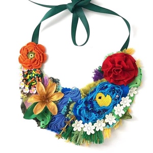 Colier cu flori si puisor, Bijuterii, Coliere, Chockere, , Colierul este realizat manual din diverse materiale textile, margele, fire bumbac, flori acril, flo..., ARTYNOS