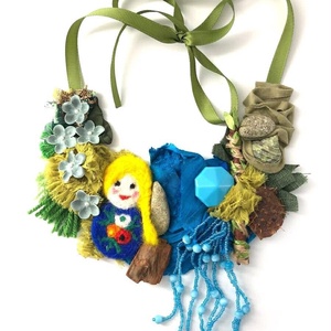 Colier cu fetita, Bijuterii, Coliere, Chockere, , Colierul este realizat manual din diverse materiale textile, fetita din lana impaslita, margele si ..., ARTYNOS