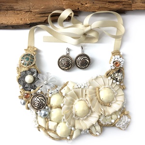 Colier elegant, Bijuterii, Coliere, Chockere, , Set - colier si cercei

Setul este realizat manual din panglica, margele, snur auriu si alte acceso..., ARTYNOS