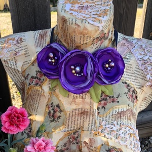 Colier handmade - Lavender Bloom, Bijuterii, Coliere, Chockere, , Colier statement unicat, lucrat manual cu 3 flori din material textil.

Detaliile cu frunze verzi s..., ARTYNOS