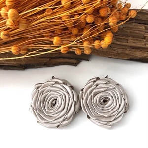 Cercei statement handmade - Silver Rose, Bijuterii, Cercei, Cercei Hoops, , Cercei unicat, lucrati manual sub forma de trandafir din satin argintiu perlat.

Fiecare petala e r..., ARTYNOS
