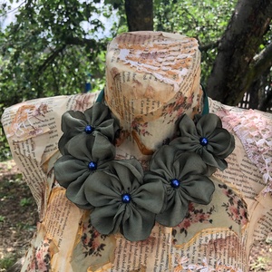 Colier handmade - Forest, Bijuterii, Coliere, Chockere, , Colier cu flori din material textil verde olive si perle

Perfect la o rochie lunga de in sau o tin..., ARTYNOS