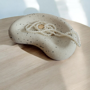 Tavă din ciment semilunar cu finisaj nisipos - accesorii nuntă - materiale decor pentru nuntă - decorațiuni pentru masa de nuntă  - Artynos.ro