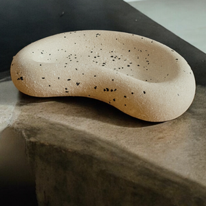 Tavă din ciment semilunar cu finisaj nisipos - accesorii nuntă - materiale decor pentru nuntă - decorațiuni pentru masa de nuntă  - Artynos.ro