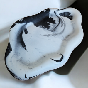 Tavă ovală Nor din Jesmonite marmorat + Suport pentru inele Jesmonite - accessorii și unelte - accesorii pentru bijuterii - Artynos.ro