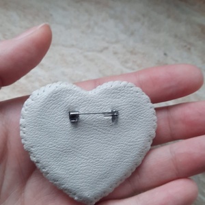 Broșă Inimă Alba Handmade � broderie manuală cu perle și cristale (5.5 cm) - bijuterii - broșe - Artynos.ro