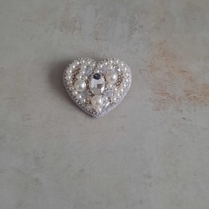 Broșă Inimă Alba Handmade � broderie manuală cu perle și cristale (5.5 cm) - bijuterii - broșe - Artynos.ro