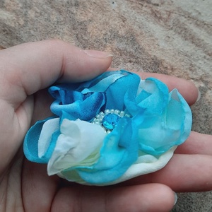 Broșă și agrafă de păr Blue Blossom � floare din voal cu cristal albastru - îmbrăcăminte și modă - accesorii păr - bandă de păr și agrafe păr - Artynos.ro