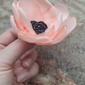 Broșă și agrafă Peach and Black � floare handmade din voal cu centru de mărgele negre - îmbrăcăminte și modă - accesorii păr - bandă de păr și agrafe păr - Artynos.ro