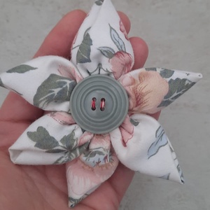 Broșă Floare Textilă Handmade, Agrafă Păr Stil Vintage cu Imprimeu Floral - bijuterii - broșe - Artynos.ro