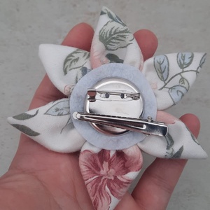 Broșă Floare Textilă Handmade, Agrafă Păr Stil Vintage cu Imprimeu Floral - bijuterii - broșe - Artynos.ro