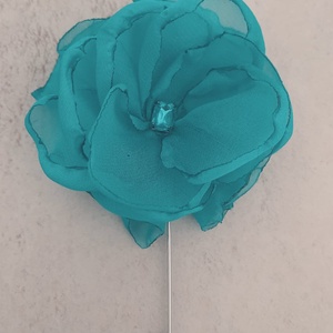 Brosa Floare Handmade din Voal Turcoaz cu Cristal Albastru � Accesoriu Elegant pentru Sacou sau Rochie, Bijuterii, Brose, Aranjament de flori, Broderie, ARTYNOS