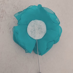 Broșă Floare Handmade din Voal Turcoaz cu Cristal Albastru � Accesoriu Elegant pentru Sacou sau Rochie - bijuterii - broșe - Artynos.ro