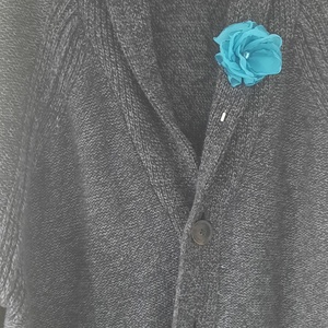 Broșă Floare Handmade din Voal Turcoaz cu Cristal Albastru � Accesoriu Elegant pentru Sacou sau Rochie - bijuterii - broșe - Artynos.ro