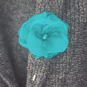 Broșă Floare Handmade din Voal Turcoaz cu Cristal Albastru � Accesoriu Elegant pentru Sacou sau Rochie - bijuterii - broșe - Artynos.ro