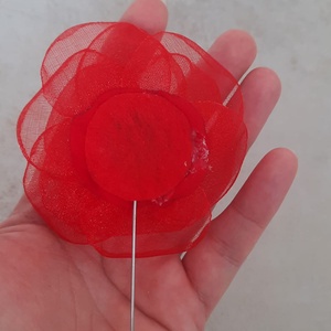 Broșă Floare Handmade din Organza Roșie cu Cristale Negre � Accesoriu Elegant Stil Mac - bijuterii - broșe - Artynos.ro