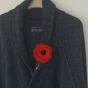 Broșă Floare Handmade din Organza Roșie cu Cristale Negre � Accesoriu Elegant Stil Mac - bijuterii - broșe - Artynos.ro