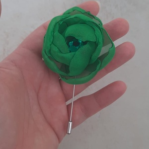 Brosa Floare Handmade din Voal Verde cu Cristal Central � Accesoriu Elegant de Primavara, Bijuterii, Brose, Aranjament de flori, Broderie, ARTYNOS