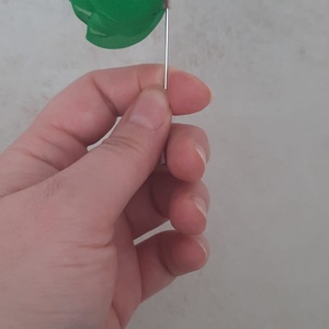 Broșă Floare Handmade din Voal Verde cu Cristal Central � Accesoriu Elegant de Primăvară - bijuterii - broșe - Artynos.ro