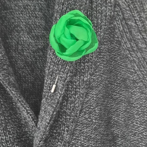 Broșă Floare Handmade din Voal Verde cu Cristal Central � Accesoriu Elegant de Primăvară - bijuterii - broșe - Artynos.ro