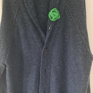 Broșă Floare Handmade din Voal Verde cu Cristal Central � Accesoriu Elegant de Primăvară - bijuterii - broșe - Artynos.ro