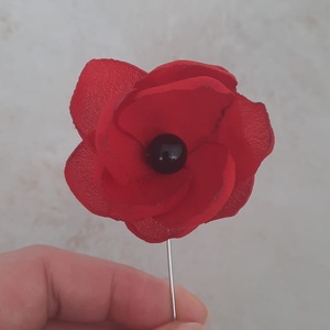 Mini-Brosa Floare Handmade din Voal Rosu cu Perla Neagra � Accesoriu Minimalist si Elegant, Bijuterii, Brose, Aranjament de flori, Broderie, ARTYNOS