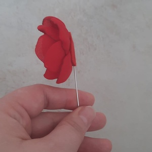 Mini-Broșă Floare Handmade din Voal Roșu cu Perlă Neagră � Accesoriu Minimalist și Elegant - bijuterii - broșe - Artynos.ro