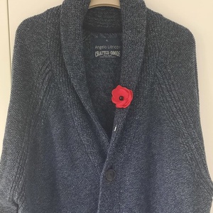 Mini-Broșă Floare Handmade din Voal Roșu cu Perlă Neagră � Accesoriu Minimalist și Elegant - bijuterii - broșe - Artynos.ro