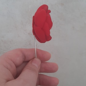 Mini-Broșă Floare Handmade din Voal Roșu cu Perlă Neagră � Accesoriu Minimalist și Elegant - bijuterii - broșe - Artynos.ro