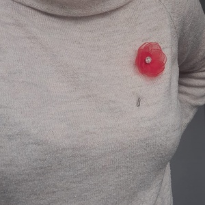 Mini-Broșă Floare Handmade din Organza Roșie cu Cristal Strălucitor � Accesoriu Fin și Delicat - bijuterii - broșe - Artynos.ro