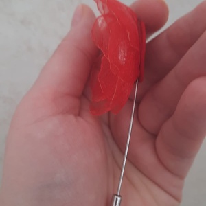 Mini-Broșă Floare Handmade din Organza Roșie cu Cristal Strălucitor � Accesoriu Fin și Delicat - bijuterii - broșe - Artynos.ro