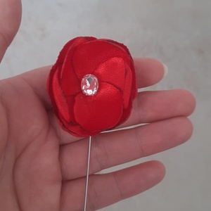 Mini-Brosa de Lux din Saten Rosu cu Cristal Fatetat � Accesoriu Handmade Elegant, 3-4 cm, Bijuterii, Brose, Aranjament de flori, Broderie, ARTYNOS