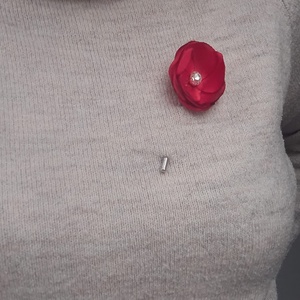 Mini-Broșă de Lux din Saten Roșu cu Cristal Fațetat � Accesoriu Handmade Elegant, 3-4 cm - bijuterii - broșe - Artynos.ro