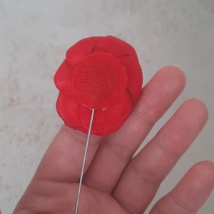 Mini-Broșă de Lux din Saten Roșu cu Cristal Fațetat � Accesoriu Handmade Elegant, 3-4 cm - bijuterii - broșe - Artynos.ro