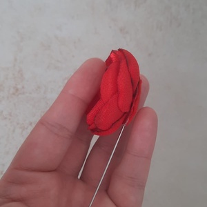 Mini-Broșă de Lux din Saten Roșu cu Cristal Fațetat � Accesoriu Handmade Elegant, 3-4 cm - bijuterii - broșe - Artynos.ro