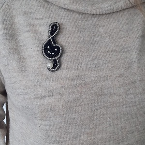 Broșă Handmade Cheia Sol din Mărgele și Cristale � Bijuterie Muzicală Elegantă cu Perlă și Strasuri - bijuterii - broșe - Artynos.ro