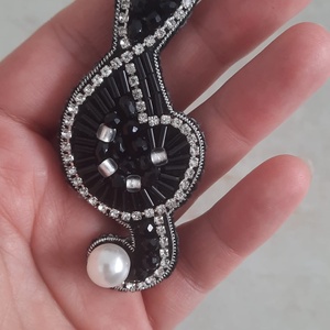 Broșă Handmade Cheia Sol din Mărgele și Cristale � Bijuterie Muzicală Elegantă cu Perlă și Strasuri - bijuterii - broșe - Artynos.ro